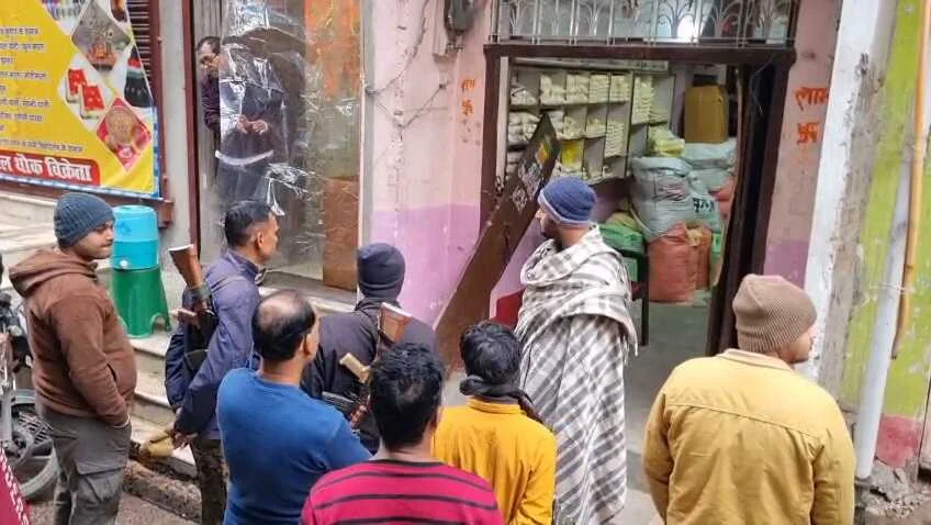 समस्तीपुर: घोषलेन में सत्तू दुकान का गेट तोड़ काउंटर ले उड़े चोर, नशेबाजों पर शक 3