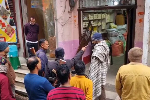 समस्तीपुर: घोषलेन में सत्तू दुकान का गेट तोड़ काउंटर ले उड़े चोर, नशेबाजों पर शक 3