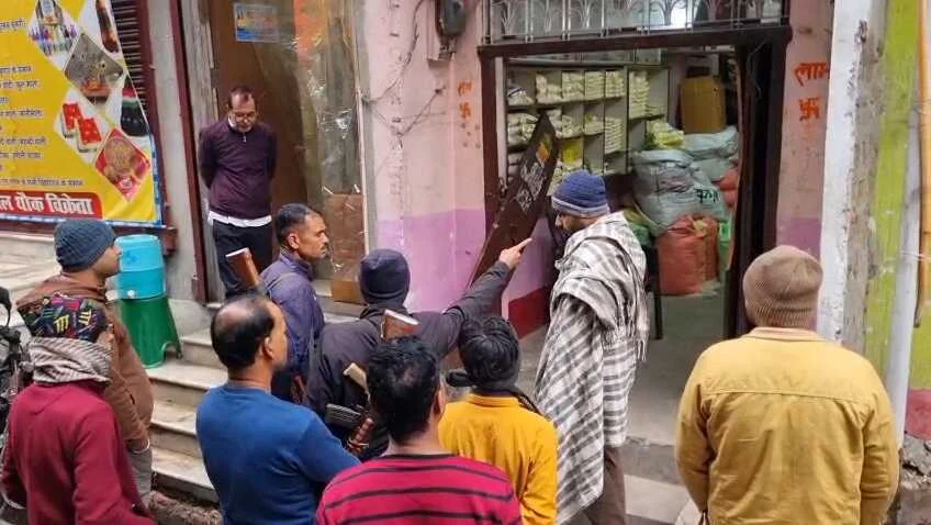 समस्तीपुर: घोषलेन में सत्तू दुकान का गेट तोड़ काउंटर ले उड़े चोर, नशेबाजों पर शक 1