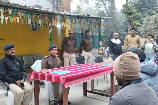 समस्तीपुर: रोसड़ा थाने में SP ने लगाया जनता दरबार, मौके पर ही सुनी लोगों की फरियाद 1