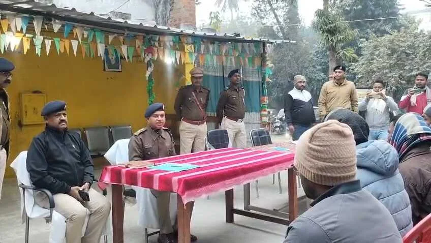 समस्तीपुर: रोसड़ा थाने में SP ने लगाया जनता दरबार, मौके पर ही सुनी लोगों की फरियाद 5