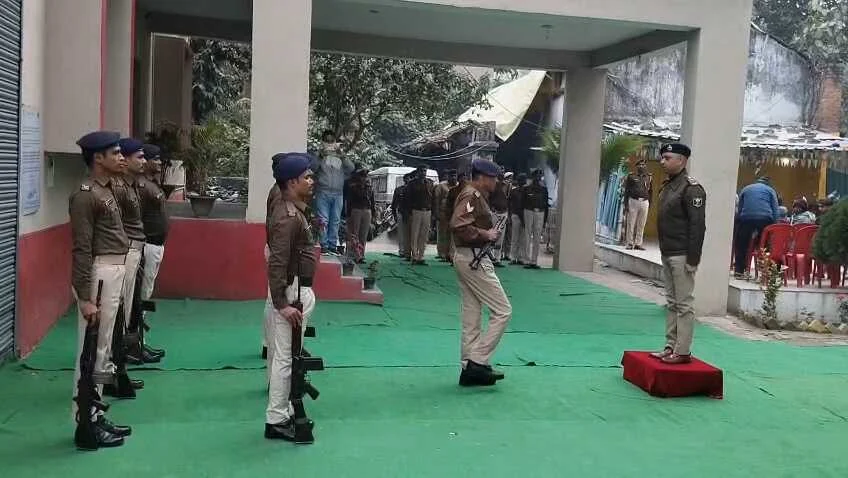 समस्तीपुर: रोसड़ा थाने में SP ने लगाया जनता दरबार, मौके पर ही सुनी लोगों की फरियाद 4