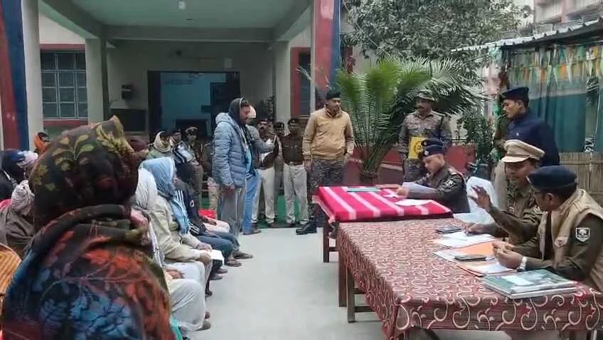 समस्तीपुर: रोसड़ा थाने में SP ने लगाया जनता दरबार, मौके पर ही सुनी लोगों की फरियाद 2