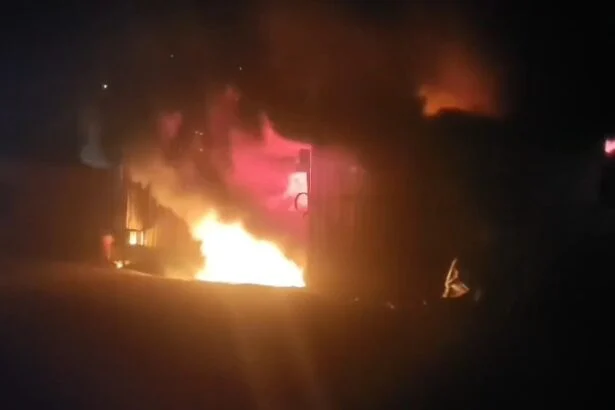 समस्तीपुर: अनन्या मोटर्स में भीषण आग, 12 से अधिक कारें जलकर राख; करोड़ों का नुकसान 1