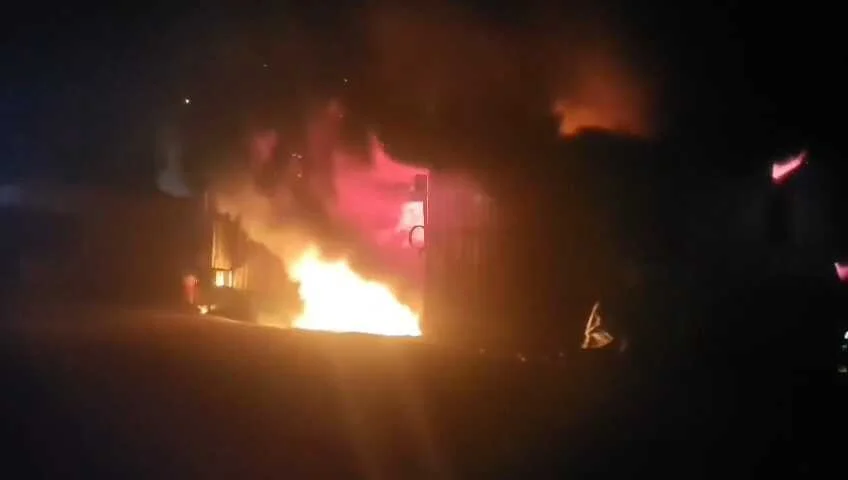 समस्तीपुर: अनन्या मोटर्स में भीषण आग, 12 से अधिक कारें जलकर राख; करोड़ों का नुकसान 4