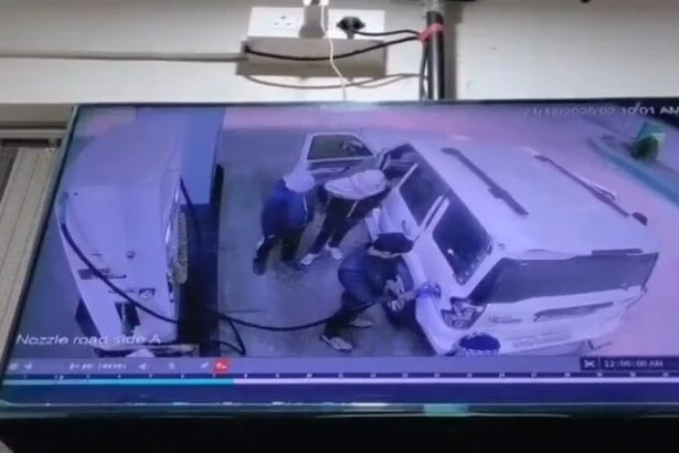 बेगूसराय में दिनदहाड़े बड़ी लूट: स्कॉर्पियो सवार बदमाशों ने पेट्रोल पंप से लूटे 1.15 लाख, CCTV में कैद हुई वारदात 7