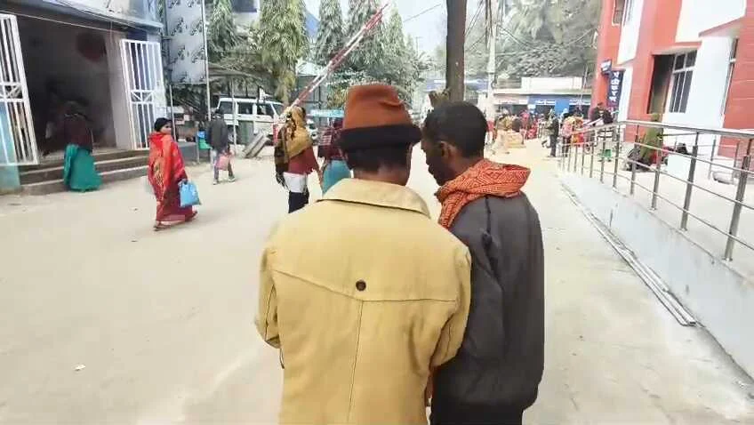 सिस्टम की लाचारी या बैंक की लापरवाही?  बेगूसराय में दिव्यांग के खाते से डेढ़ साल तक उड़ते रहे पैसे, पीड़ित दर-दर भटकने को मजबूर 2