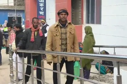 सिस्टम की लाचारी या बैंक की लापरवाही?  बेगूसराय में दिव्यांग के खाते से डेढ़ साल तक उड़ते रहे पैसे, पीड़ित दर-दर भटकने को मजबूर 2