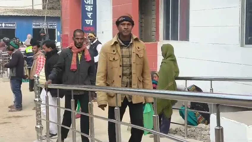 सिस्टम की लाचारी या बैंक की लापरवाही?  बेगूसराय में दिव्यांग के खाते से डेढ़ साल तक उड़ते रहे पैसे, पीड़ित दर-दर भटकने को मजबूर 1