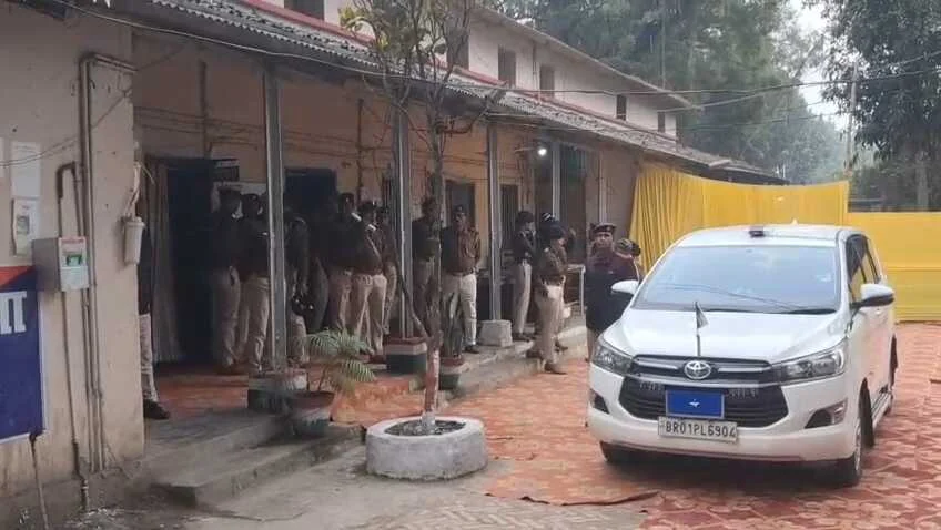 समस्तीपुर: डीआईजी डॉ. स्वप्ना गौतम का मुफ्फसिल थाना में 'एक्शन', लंबित कांडों और अपराधियों पर नकेल कसने का दिया अल्टीमेटम 2