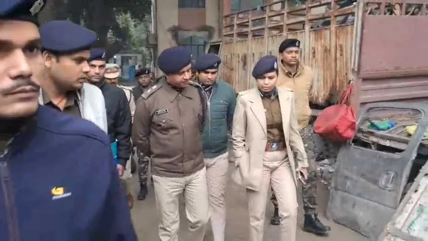 समस्तीपुर: डीआईजी डॉ. स्वप्ना गौतम का मुफ्फसिल थाना में 'एक्शन', लंबित कांडों और अपराधियों पर नकेल कसने का दिया अल्टीमेटम 14