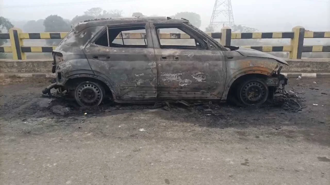 समस्तीपुर: बरियाही घाट पुल पर धू-धू कर जली हुंडई वेन्यू, शीशा तोड़कर चालक ने बचाई जान 3