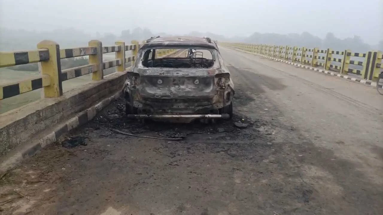 समस्तीपुर: बरियाही घाट पुल पर धू-धू कर जली हुंडई वेन्यू, शीशा तोड़कर चालक ने बचाई जान 2
