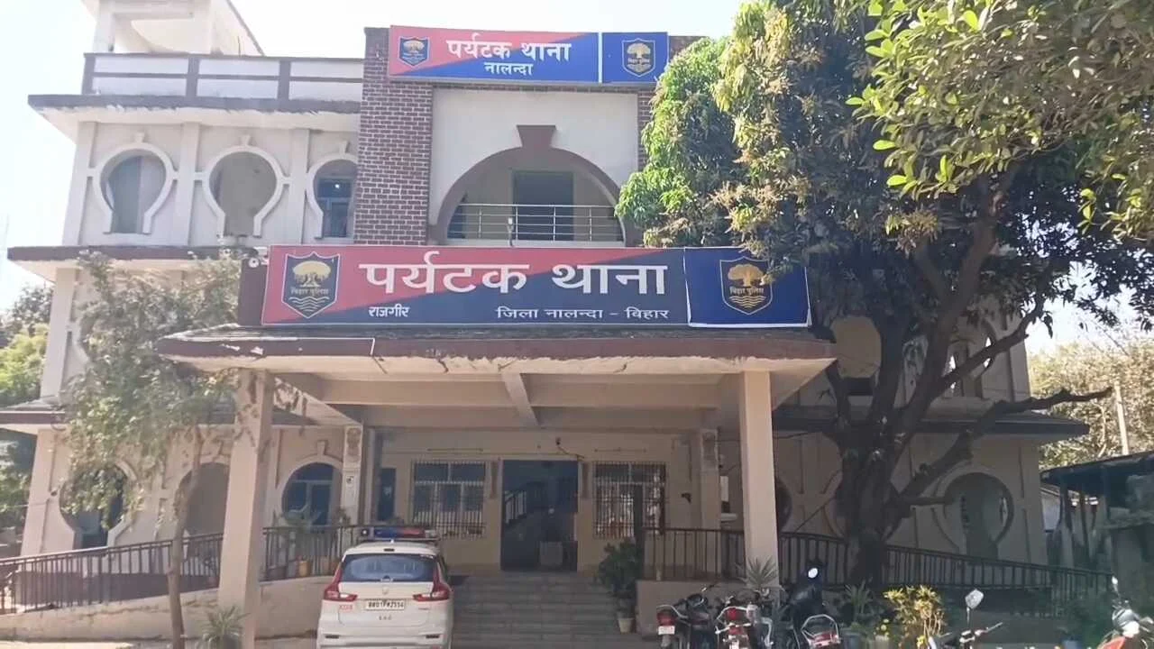नालंदा में ऑर्केस्ट्रा की आड़ में देह व्यापार का खुलासा, राजगीर पुलिस की छापेमारी में 15 युवतियां मुक्त, 3 गिरफ्तार 3