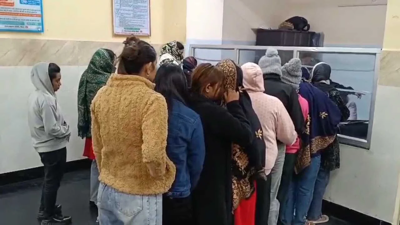 नालंदा में ऑर्केस्ट्रा की आड़ में देह व्यापार का खुलासा, राजगीर पुलिस की छापेमारी में 15 युवतियां मुक्त, 3 गिरफ्तार 2