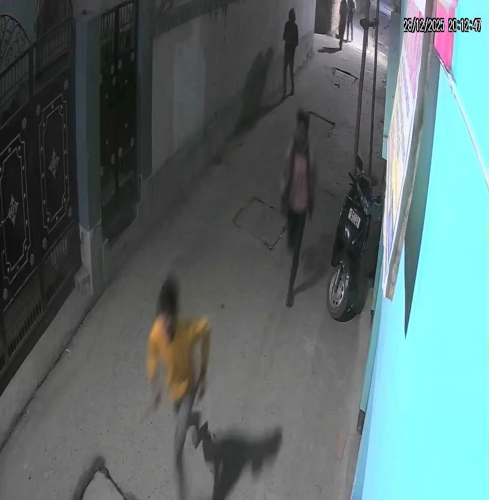 समस्तीपुर में छात्र से देर रात छिनतई, बदमाशों ने मारपीट कर मोबाइल छीना, CCTV में कैद हुए आरोपी 2