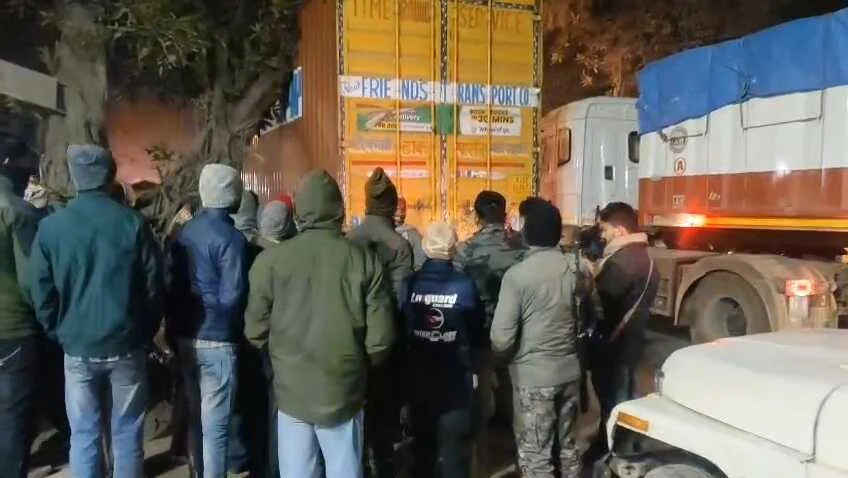 समस्तीपुर: मुसरीघरारी–पटोरी मुख्य सड़क पर बड़ा हादसा टला, जर्जर पाकड़ का पेड़ ट्रक पर गिरा, घंटों बाधित रहा यातायात 2