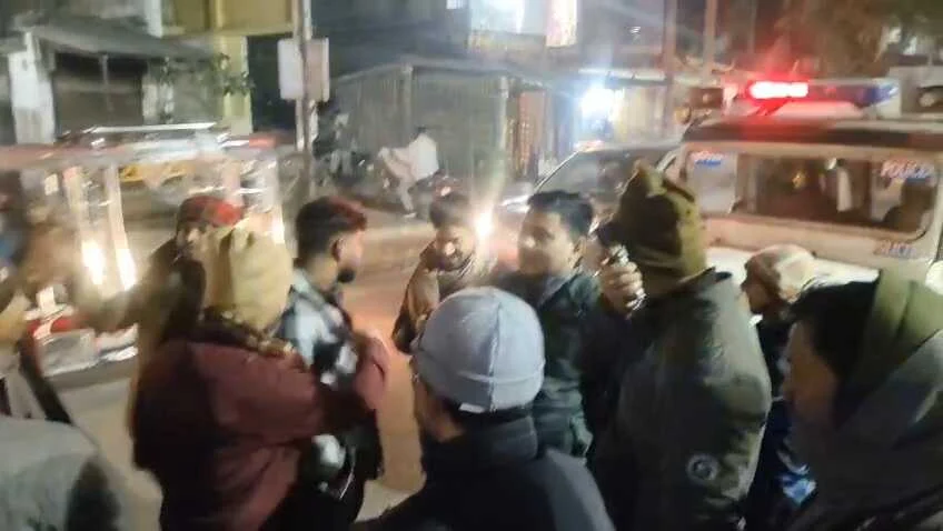 समस्तीपुर: मुसरीघरारी–पटोरी मुख्य सड़क पर बड़ा हादसा टला, जर्जर पाकड़ का पेड़ ट्रक पर गिरा, घंटों बाधित रहा यातायात 3