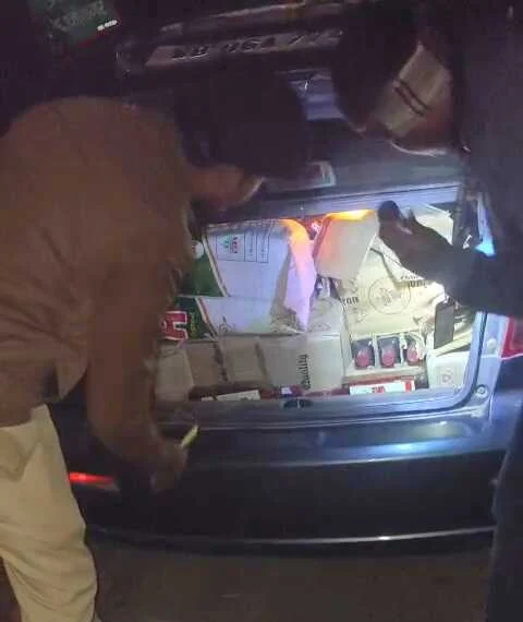 समस्तीपुर: उत्पाद विभाग की बड़ी कार्रवाई, कार से 22 कार्टन शराब बरामद; एक तस्कर गिरफ्तार 2