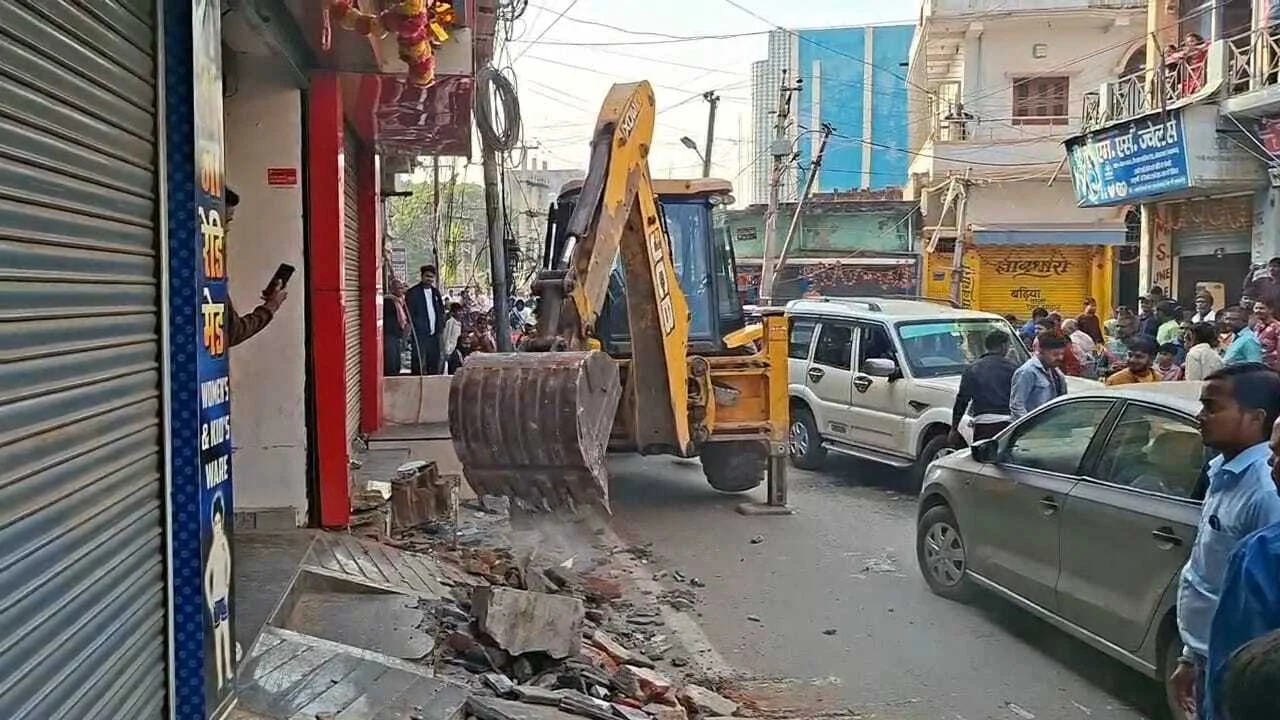 बिहार में 'सम्राट का बुलडोज़र': बिहार शरीफ के पॉश इलाकों में गरजा, 100 से अधिक दुकानें ध्वस्त 3