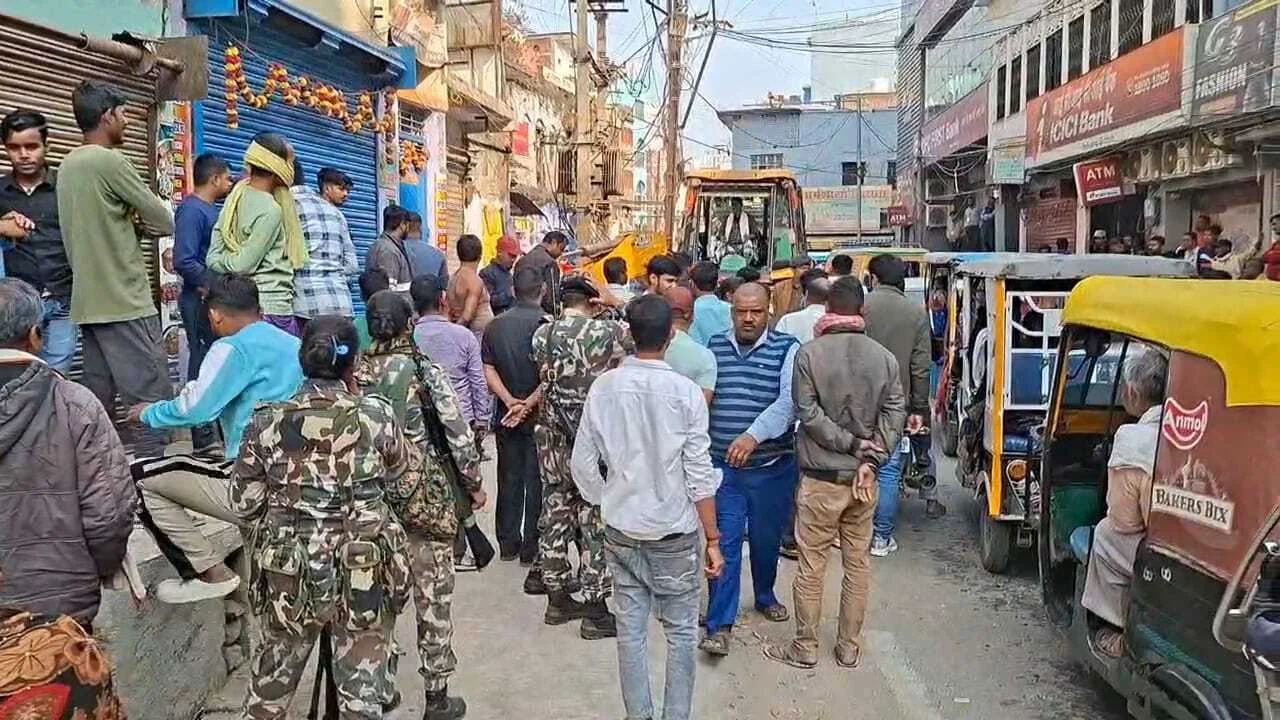 बिहार में 'सम्राट का बुलडोज़र': बिहार शरीफ के पॉश इलाकों में गरजा, 100 से अधिक दुकानें ध्वस्त 2