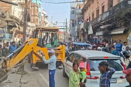 बिहार में 'सम्राट का बुलडोज़र': बिहार शरीफ के पॉश इलाकों में गरजा, 100 से अधिक दुकानें ध्वस्त 4