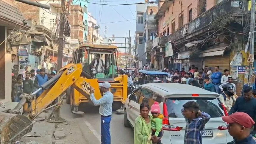 बिहार में 'सम्राट का बुलडोज़र': बिहार शरीफ के पॉश इलाकों में गरजा, 100 से अधिक दुकानें ध्वस्त 1