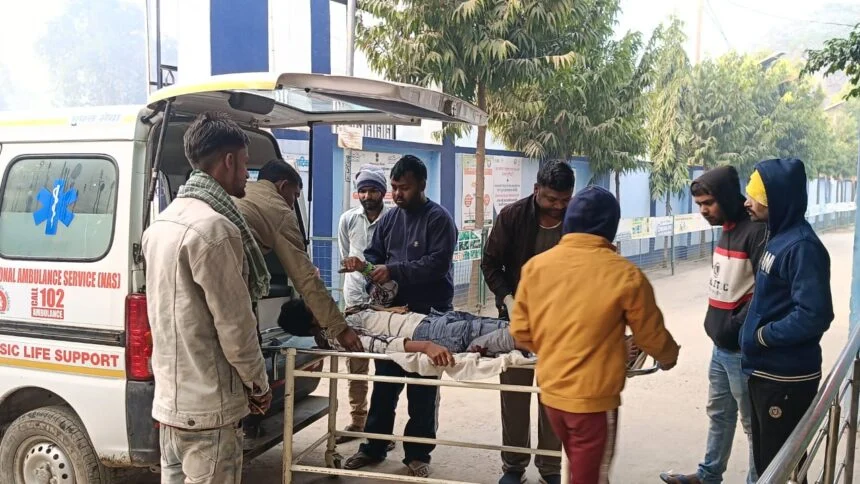 बछवाड़ा के मुरलीटोल चौक के समीप ट्रक की ठोकर से बाइक चालक घायल, अस्पताल में भर्ती   1