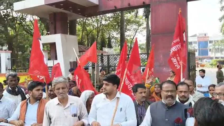 समस्तीपुर: अतिक्रमण हटाओ अभियान के खिलाफ भाकपा माले का हल्ला बोल, कलेक्ट्रेट पर किया प्रदर्शन 3