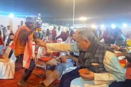 शराबबंदी की उड़ाई धज्जियां: समस्तीपुर डिप्टी मेयर के सामने छलके जाम, बार-बाला के साथ वीडियो वायरल 2