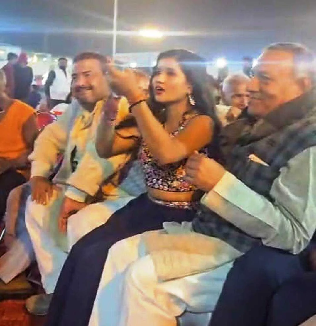 शराबबंदी की उड़ाई धज्जियां: समस्तीपुर डिप्टी मेयर के सामने छलके जाम, बार-बाला के साथ वीडियो वायरल 2