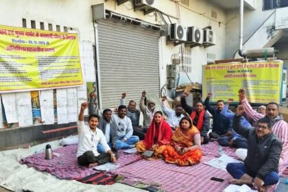 15 सूत्री मांगों को लेकर वार्ड पार्षदों का नप बीहट कार्यालय पर दूसरे दिन अनिश्चितकालीन धरना जारी 6