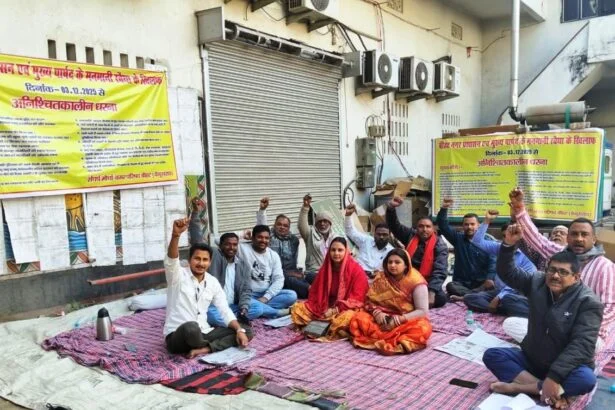 15 सूत्री मांगों को लेकर वार्ड पार्षदों का नप बीहट कार्यालय पर दूसरे दिन अनिश्चितकालीन धरना जारी 5