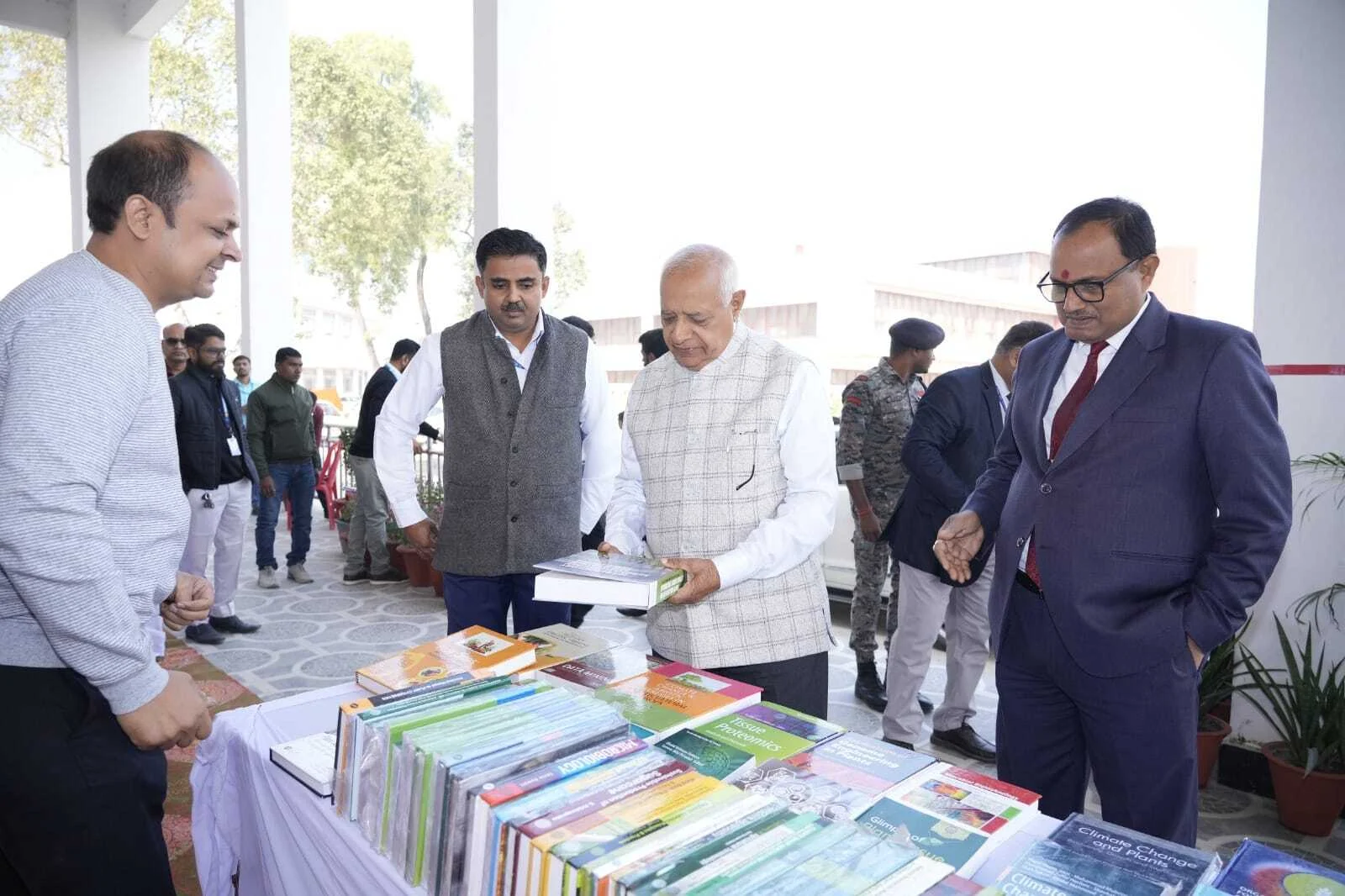 डॉ. राजेन्द्र प्रसाद केंद्रीय कृषि विश्वविद्यालय में ऐतिहासिक पुस्तक प्रदर्शनी का समापन; छात्रों-वैज्ञानिकों ने सराहा, कुलपति डॉ. पांडेय के प्रयास की सराहना 3