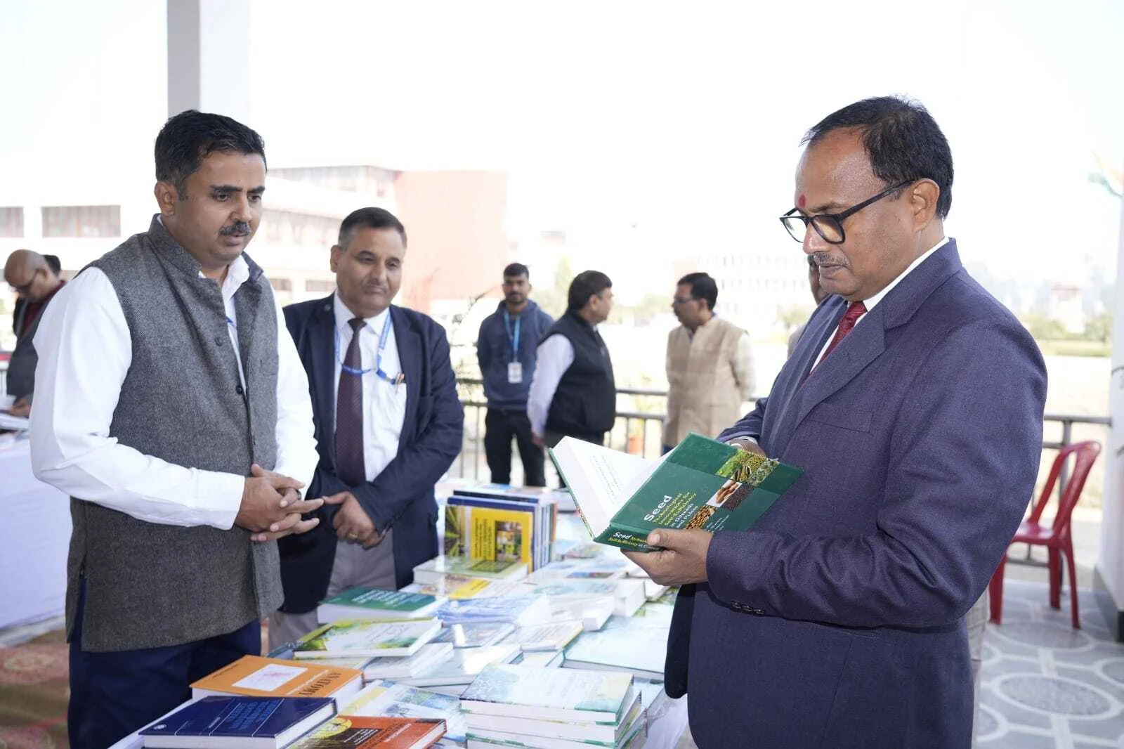डॉ. राजेन्द्र प्रसाद केंद्रीय कृषि विश्वविद्यालय में ऐतिहासिक पुस्तक प्रदर्शनी का समापन; छात्रों-वैज्ञानिकों ने सराहा, कुलपति डॉ. पांडेय के प्रयास की सराहना 3