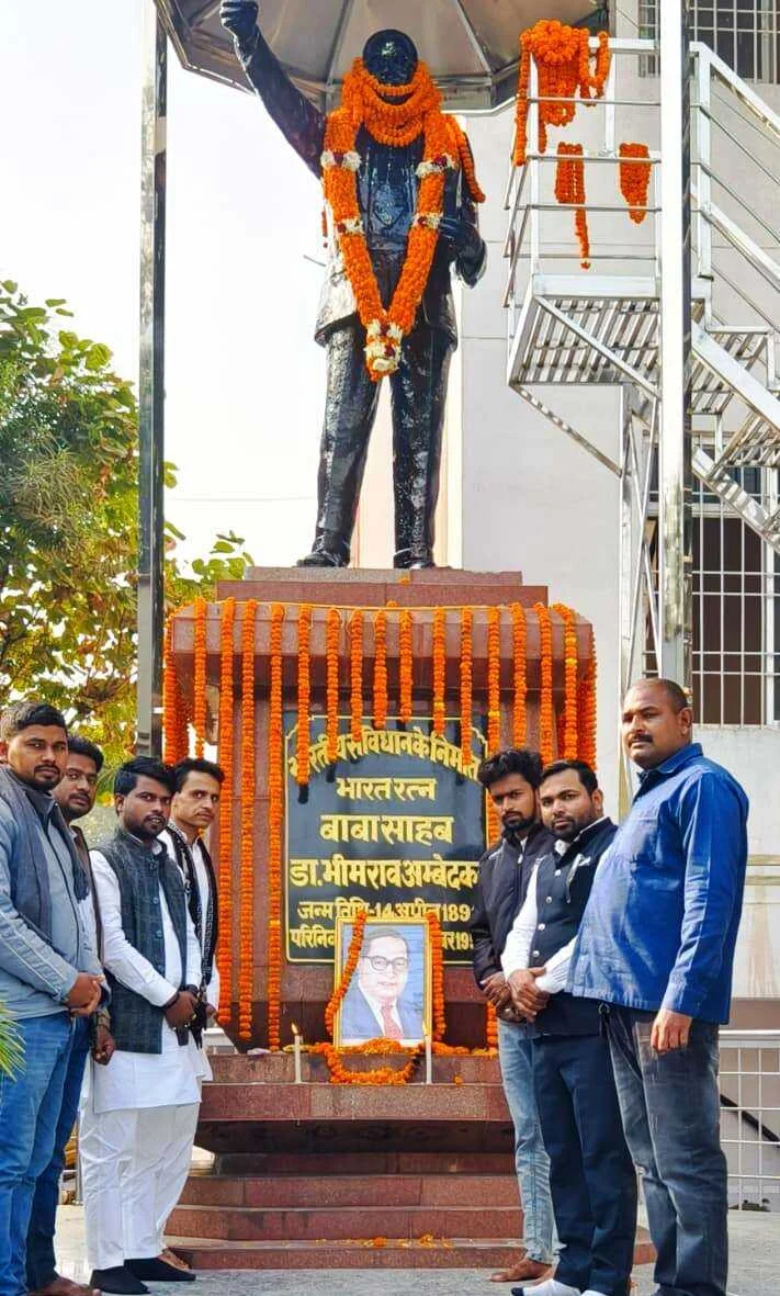 समस्तीपुर: बाबा साहब की 70वीं पुण्यतिथि पर श्रद्धांजलि, ओवरब्रिज पर माल्यार्पण कर 'महापरिनिर्वाण दिवस' मनाया गया 2