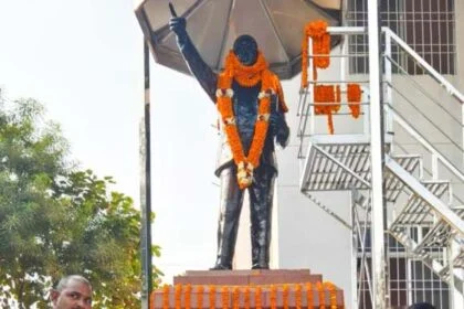 समस्तीपुर: बाबा साहब की 70वीं पुण्यतिथि पर श्रद्धांजलि, ओवरब्रिज पर माल्यार्पण कर 'महापरिनिर्वाण दिवस' मनाया गया 22