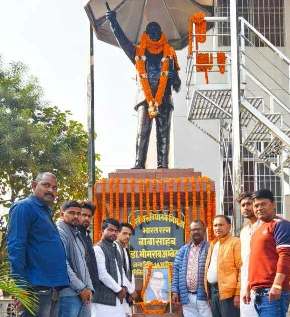 समस्तीपुर: बाबा साहब की 70वीं पुण्यतिथि पर श्रद्धांजलि, ओवरब्रिज पर माल्यार्पण कर 'महापरिनिर्वाण दिवस' मनाया गया 8