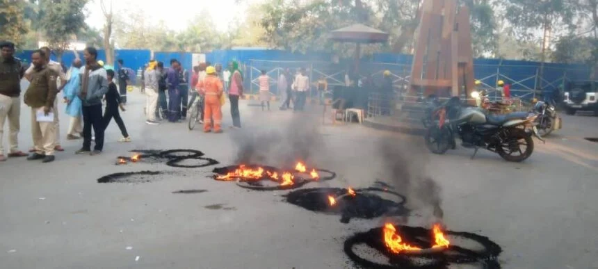 बरौनी रिफाइनरी में बड़ा हादसा: 1400 Kg पाइप गिरने से मजदूर की मौत, उचित मुआवजे की मांग को लेकर पांच घंटे गेट जाम 1