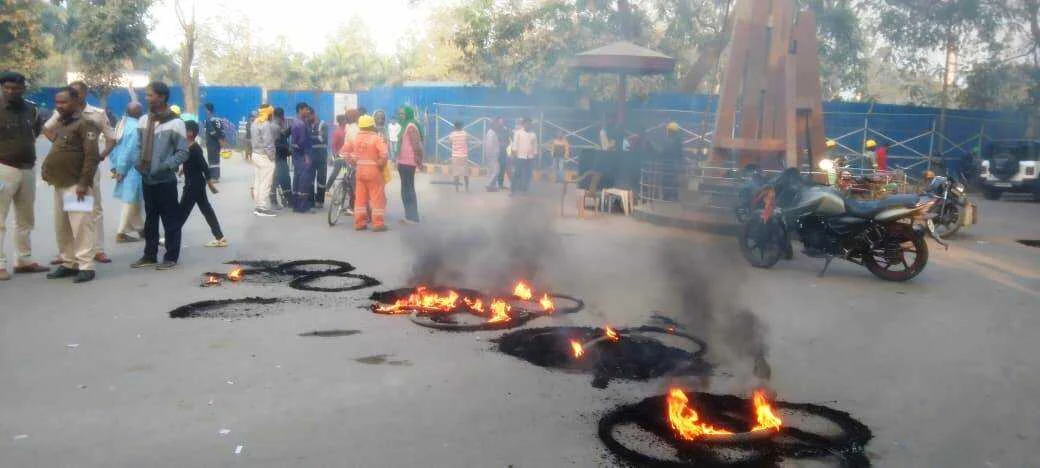 बरौनी रिफाइनरी में बड़ा हादसा: 1400 Kg पाइप गिरने से मजदूर की मौत, उचित मुआवजे की मांग को लेकर पांच घंटे गेट जाम 8