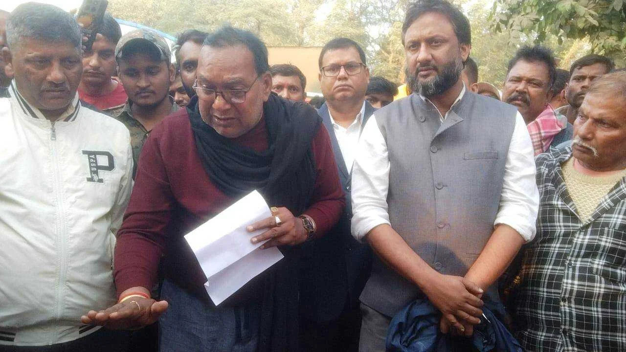 बरौनी रिफाइनरी में बड़ा हादसा: 1400 Kg पाइप गिरने से मजदूर की मौत, उचित मुआवजे की मांग को लेकर पांच घंटे गेट जाम 3