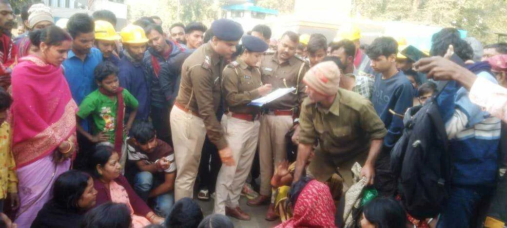 बरौनी रिफाइनरी में बड़ा हादसा: 1400 Kg पाइप गिरने से मजदूर की मौत, उचित मुआवजे की मांग को लेकर पांच घंटे गेट जाम 4