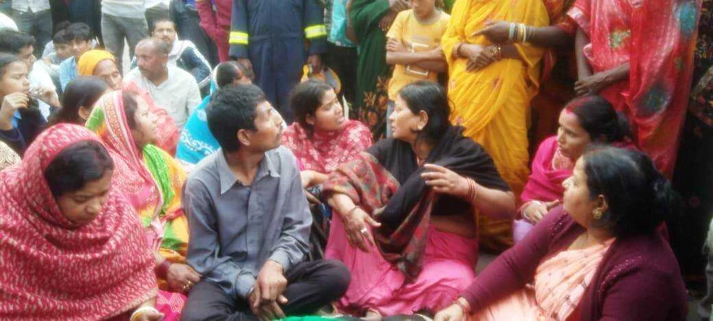 बरौनी रिफाइनरी में बड़ा हादसा: 1400 Kg पाइप गिरने से मजदूर की मौत, उचित मुआवजे की मांग को लेकर पांच घंटे गेट जाम 2