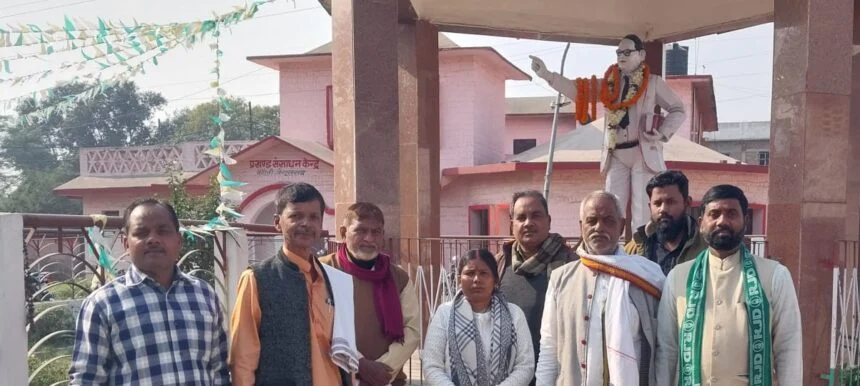 बरौनी प्रखंड में बाबा साहेब अंबेडकर की पुण्यतिथि पर श्रद्धांजलि, प्रखण्ड मुख्यालय में माल्यार्पण कर किया गया नमन 1