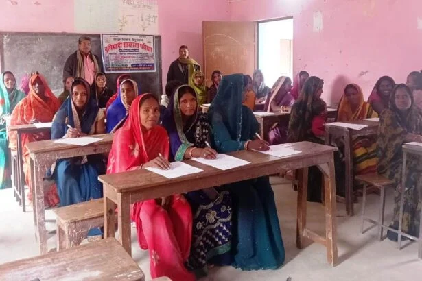भगवानपुर में 'अक्षर आँचल योजना' के तहत नवसाक्षर महिलाओं की बुनियादी साक्षरता परीक्षा संपन्न 3