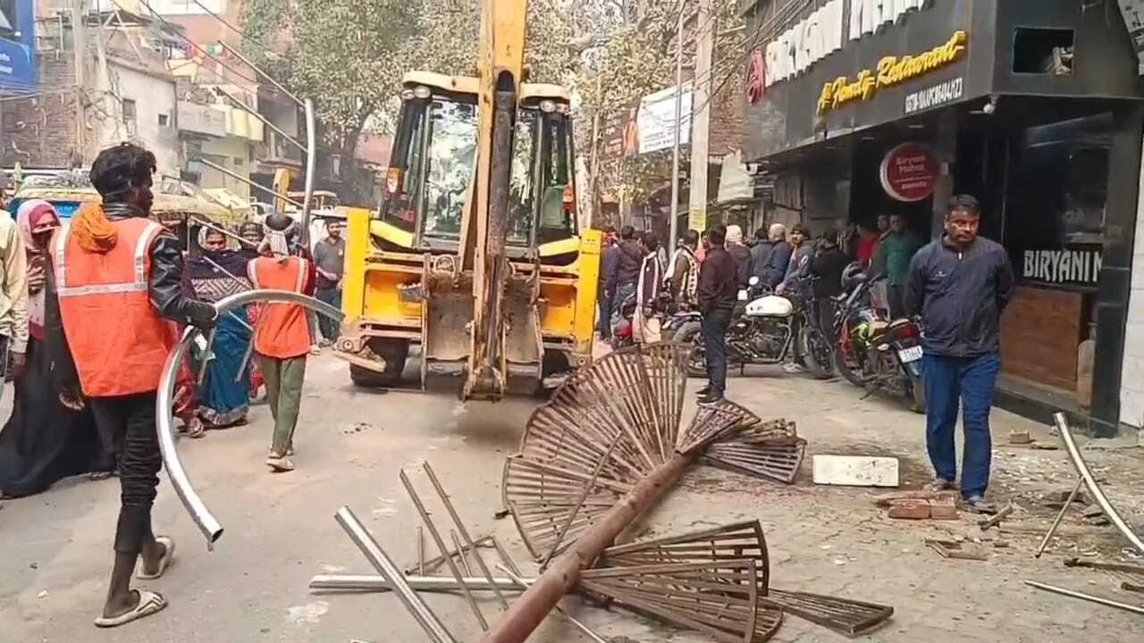 बिहार शरीफ मे कड़ी सुरक्षा के बीच अतिक्रमण पर लगातार बुलडोजर एक्शन जारी, अंबेर चौराहा पर कार्रवाई के दौरान हुआ विरोध, लगभग तीस हजार का कटा चालान 2