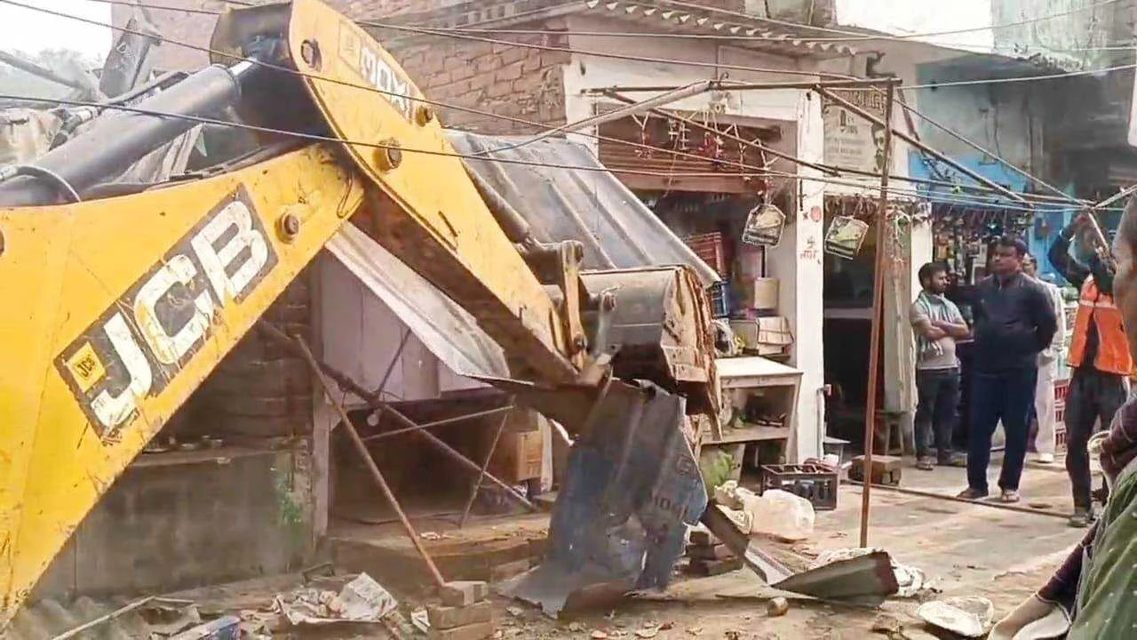 बिहार शरीफ मे कड़ी सुरक्षा के बीच अतिक्रमण पर लगातार बुलडोजर एक्शन जारी, अंबेर चौराहा पर कार्रवाई के दौरान हुआ विरोध, लगभग तीस हजार का कटा चालान 3