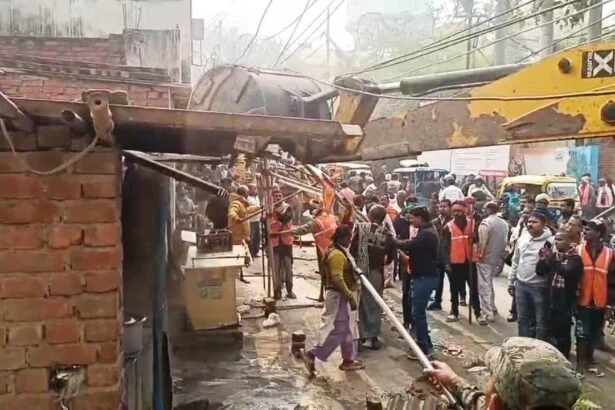 बिहार शरीफ मे कड़ी सुरक्षा के बीच अतिक्रमण पर लगातार बुलडोजर एक्शन जारी, अंबेर चौराहा पर कार्रवाई के दौरान हुआ विरोध, लगभग तीस हजार का कटा चालान 5