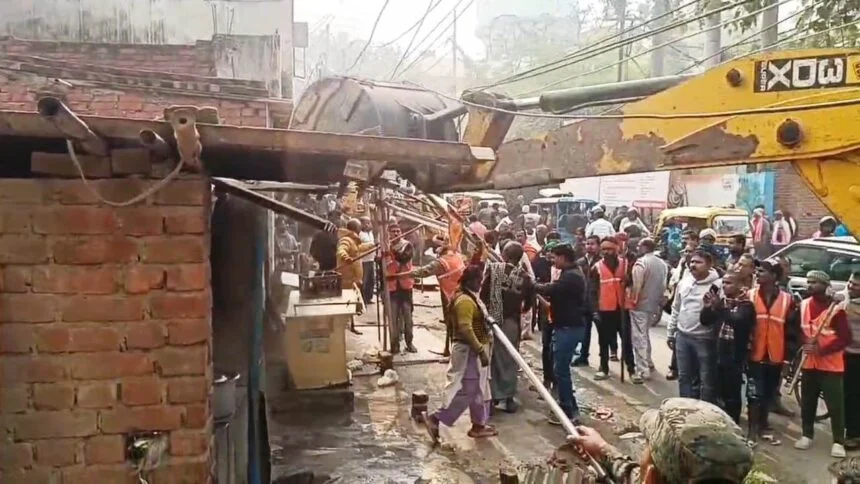 बिहार शरीफ मे कड़ी सुरक्षा के बीच अतिक्रमण पर लगातार बुलडोजर एक्शन जारी, अंबेर चौराहा पर कार्रवाई के दौरान हुआ विरोध, लगभग तीस हजार का कटा चालान 1