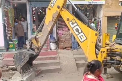 बिहार शरीफ भरावपर खंदक मोड़ तक अतिक्रमण हटाने का अल्टीमेटम, नगर निगम की कड़ी कार्रवाई से दहशत, अतिक्रमण हटाने पर हुई झड़प दुकानदार घायल 14